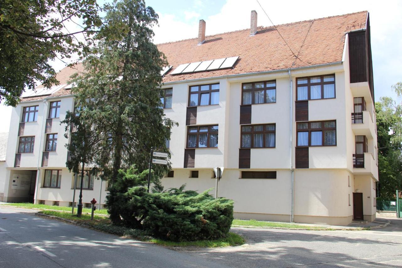 Harangtorony Szallo Kőszeg Exteriör bild