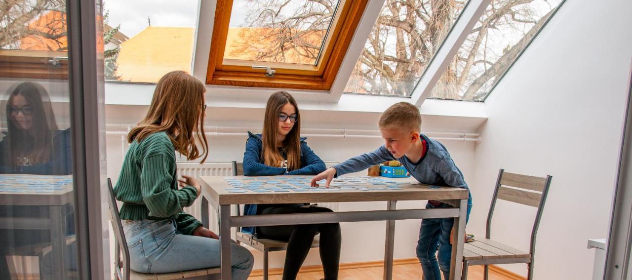 Harangtorony Szallo Kőszeg Exteriör bild