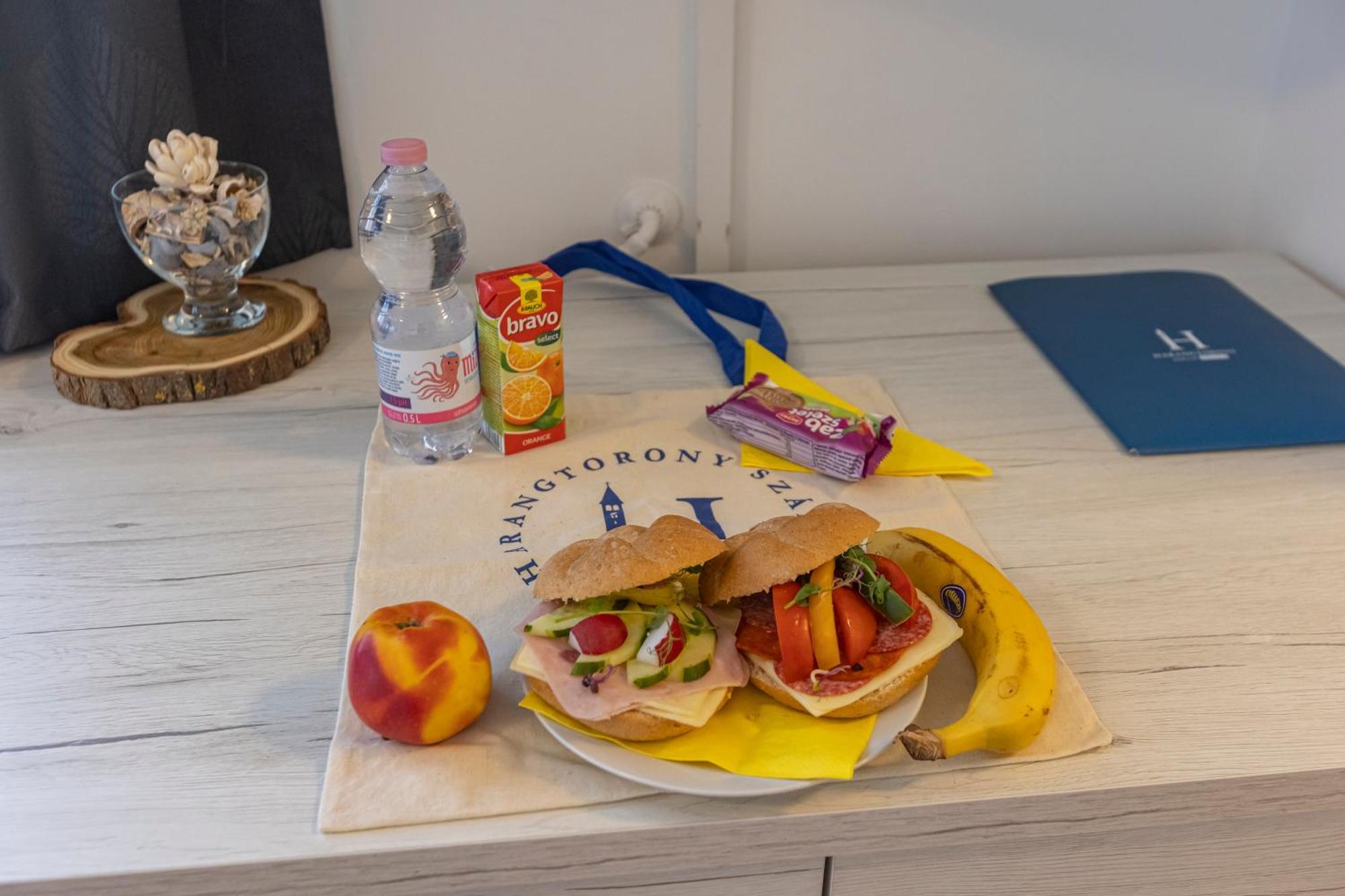 Harangtorony Szallo Kőszeg Exteriör bild