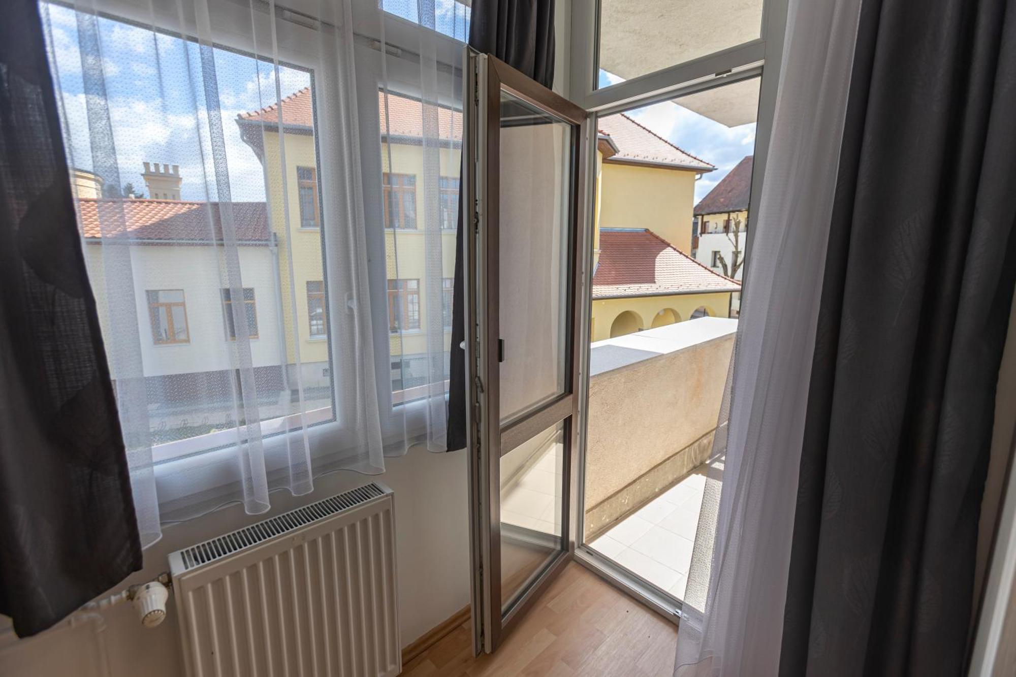 Harangtorony Szallo Kőszeg Exteriör bild